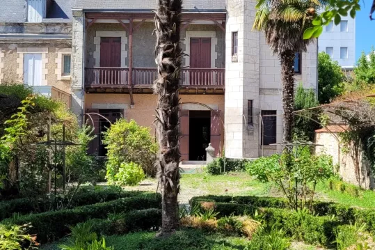 Maison bourgeoise avec parc arboré
