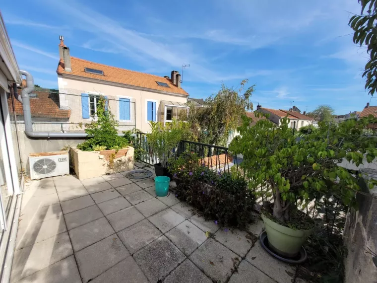 Maison de centre ville avec terrasse, véranda et grand garage et petit jardin