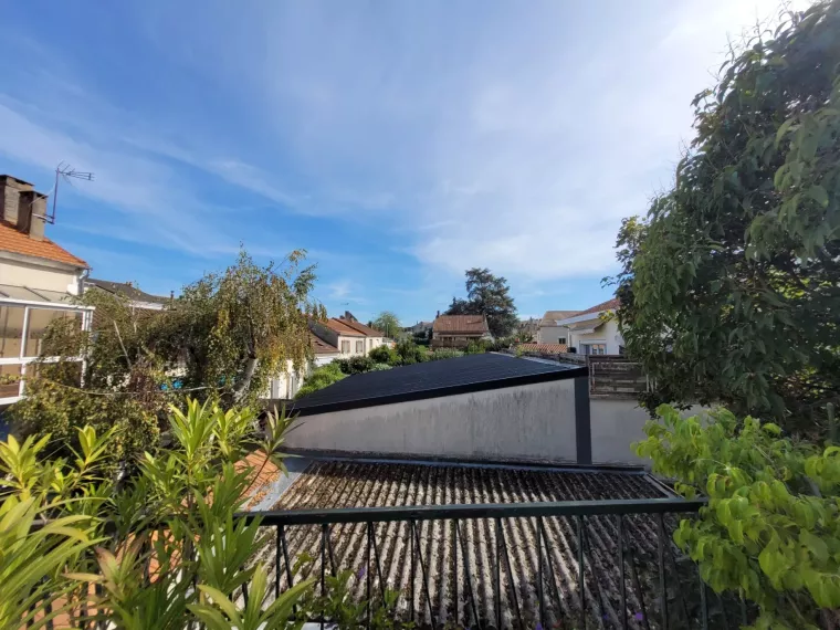 Maison de centre ville avec terrasse, véranda et grand garage et petit jardin