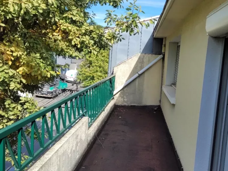 Maison de centre ville avec terrasse, véranda et grand garage et petit jardin