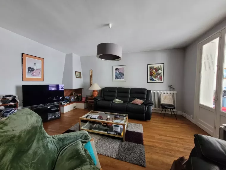 Maison de centre ville avec terrasse, véranda et grand garage et petit jardin