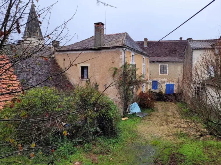 Ensemble de bâtiments à restaurer