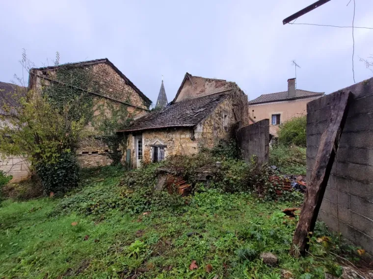 Ensemble de bâtiments à restaurer