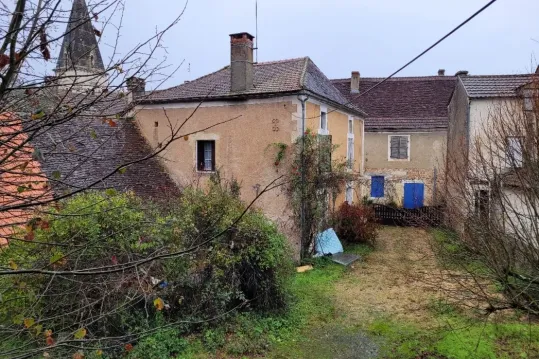 Ensemble de bâtiments à restaurer