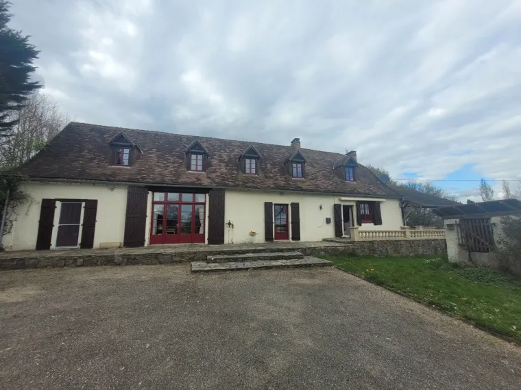 Belle périgourdine de caractère avec piscine et étang sur 2,6ha