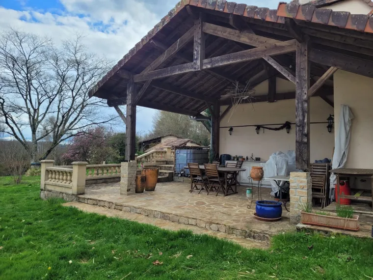 Belle périgourdine de caractère avec piscine et étang sur 2,6ha