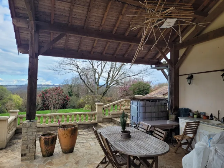 Belle périgourdine de caractère avec piscine et étang sur 2,6ha