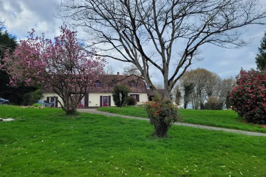Belle périgourdine de caractère avec piscine et étang sur 2,6ha